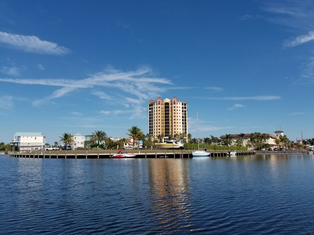 Frontansicht des Hafen von Cape Coral in Florida