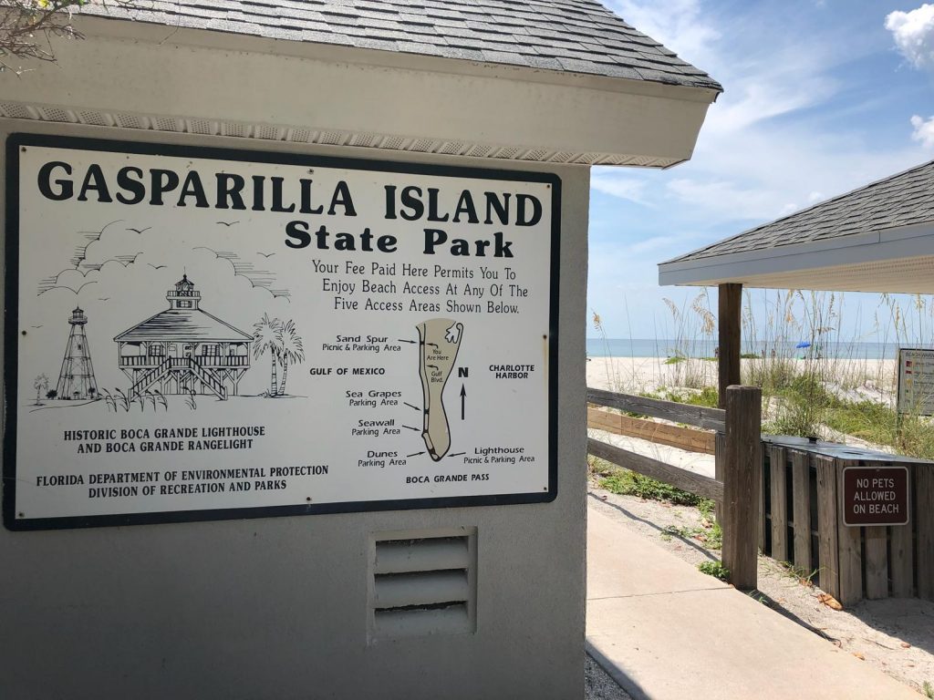 Anzeigentafel des State Parks von Gasparilla Island in Florida im Hintergrund der Strand