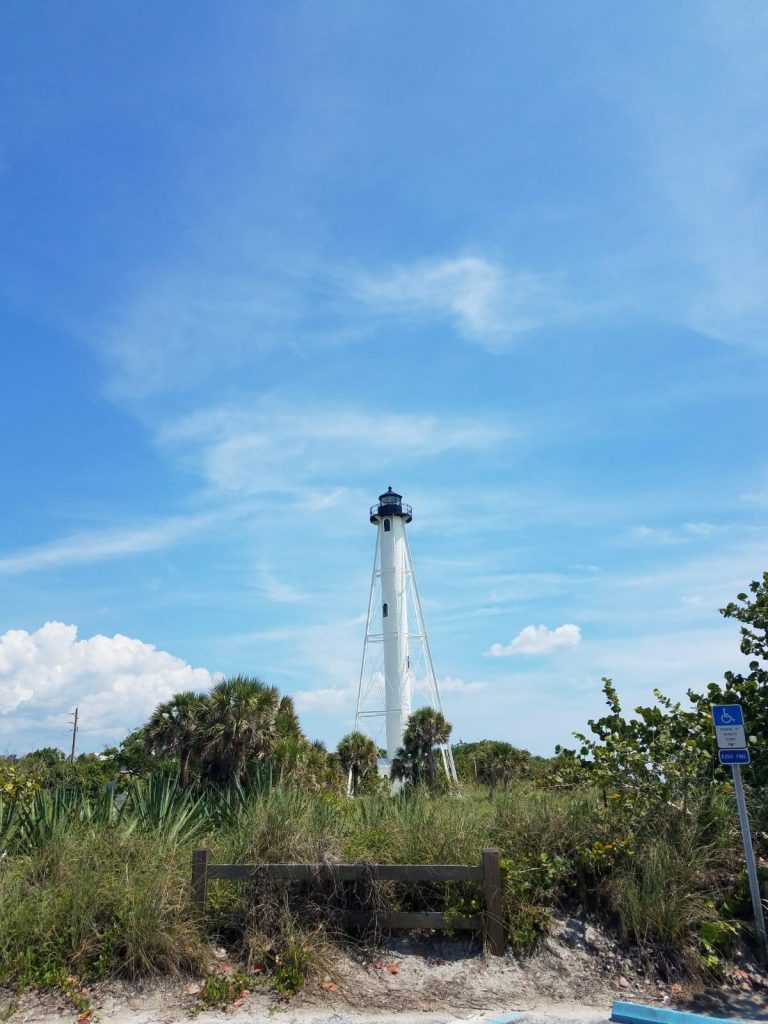 Blick auf den Turm von Gasparilla Island am Strand