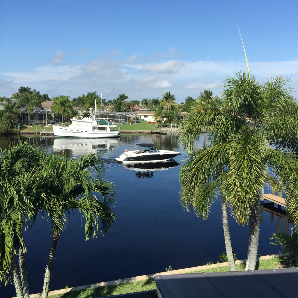 Boot fährt auf Kanal in Cape Coral