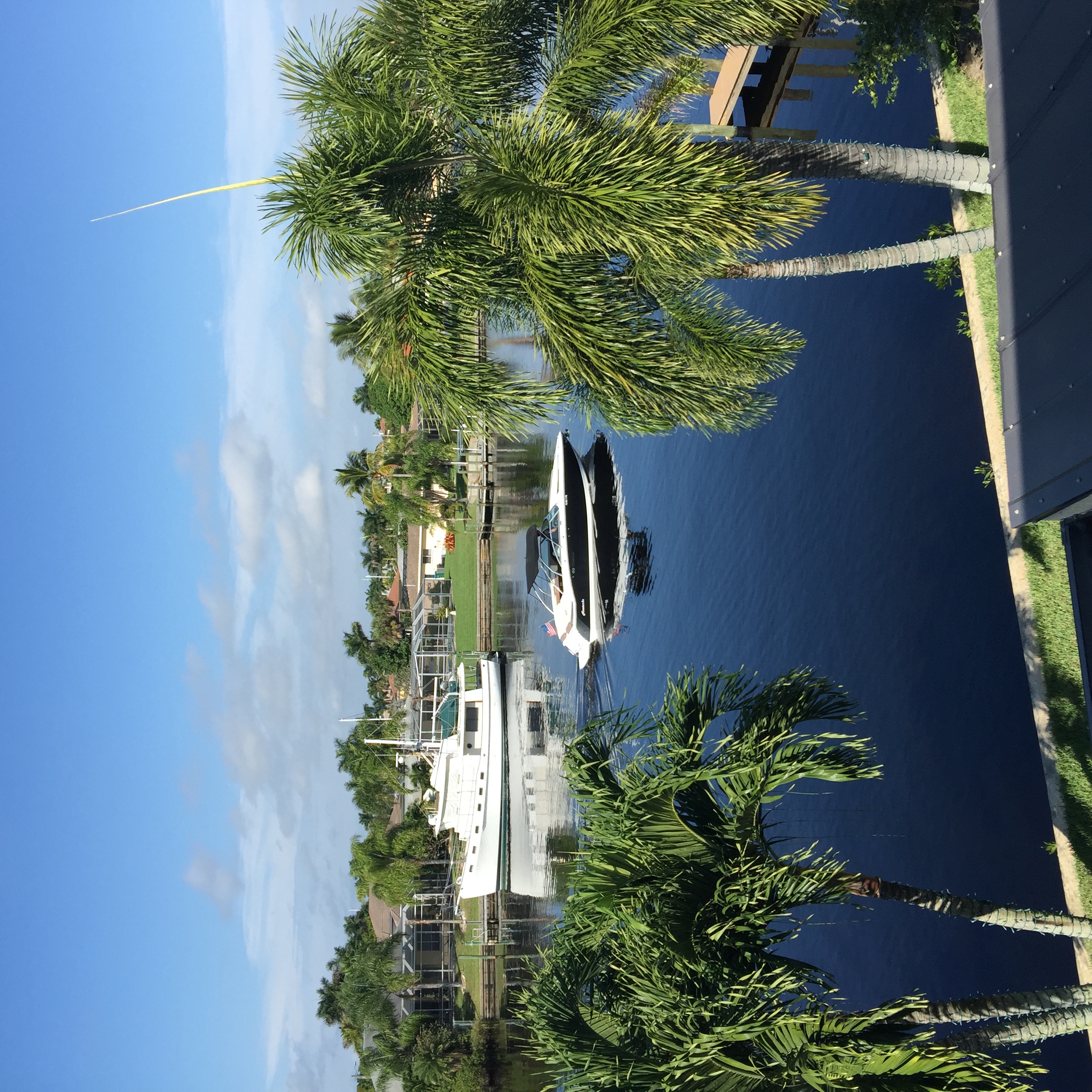 Boot fährt auf Kanal in Cape Coral