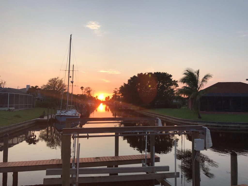 Sonnenuntergang auf Kanal in Cape Coral