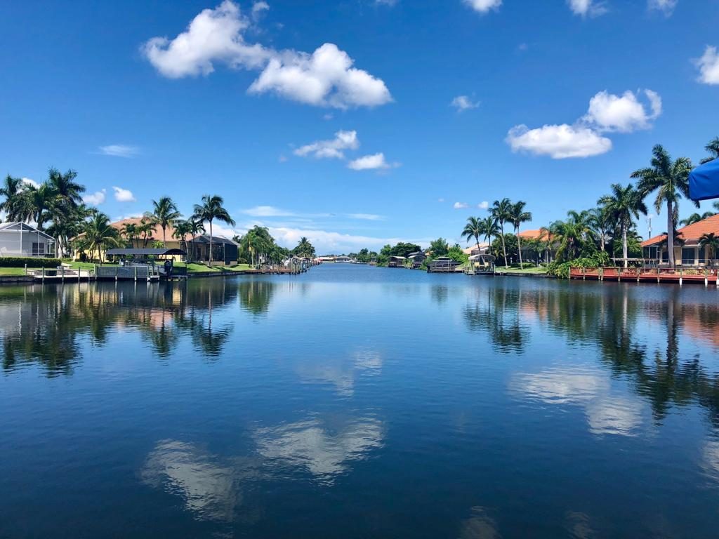 Blick vom Boot vor Villa auf Kanal von Cape Coral