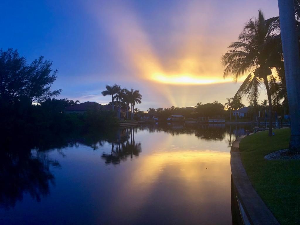 Kanalstraße zum offenen Meer in Cape Coral